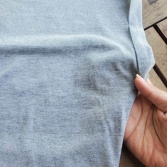 Chic Gray Striped T-Shirt with Shimmering Detailing – Casual & Stylish - Picture 7 of 9